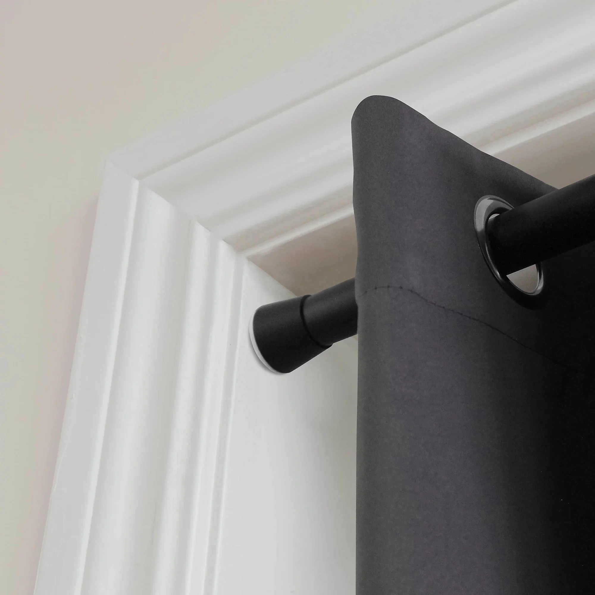 GoodHome Araxos Matt Black Extendable Single Curtain Pole Set - Image 6