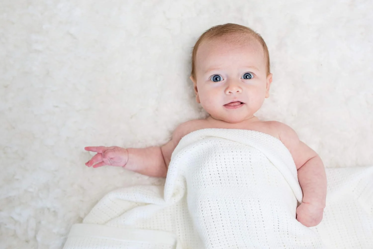Lulujo 100% Cotton Cellular Baby Blanket - White - Image 5