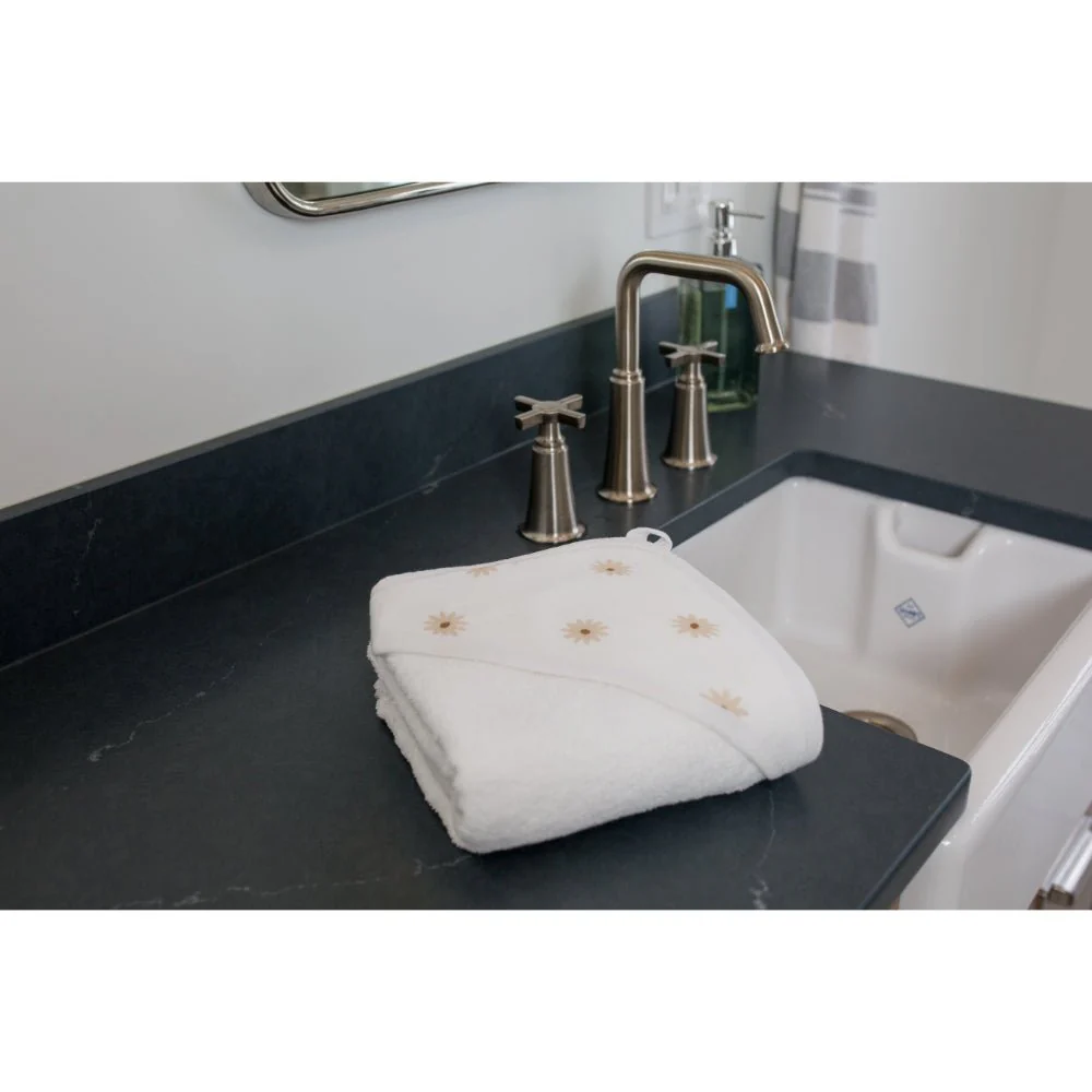 Lulujo Hooded Absorbent Baby Bath Towel - Daisies - Image 4