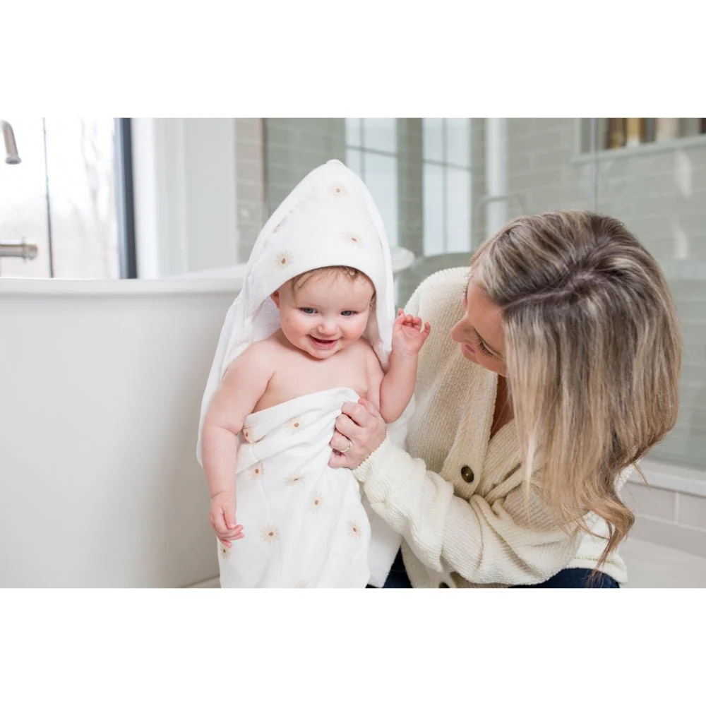 Lulujo Hooded Absorbent Baby Bath Towel - Daisies - Image 6