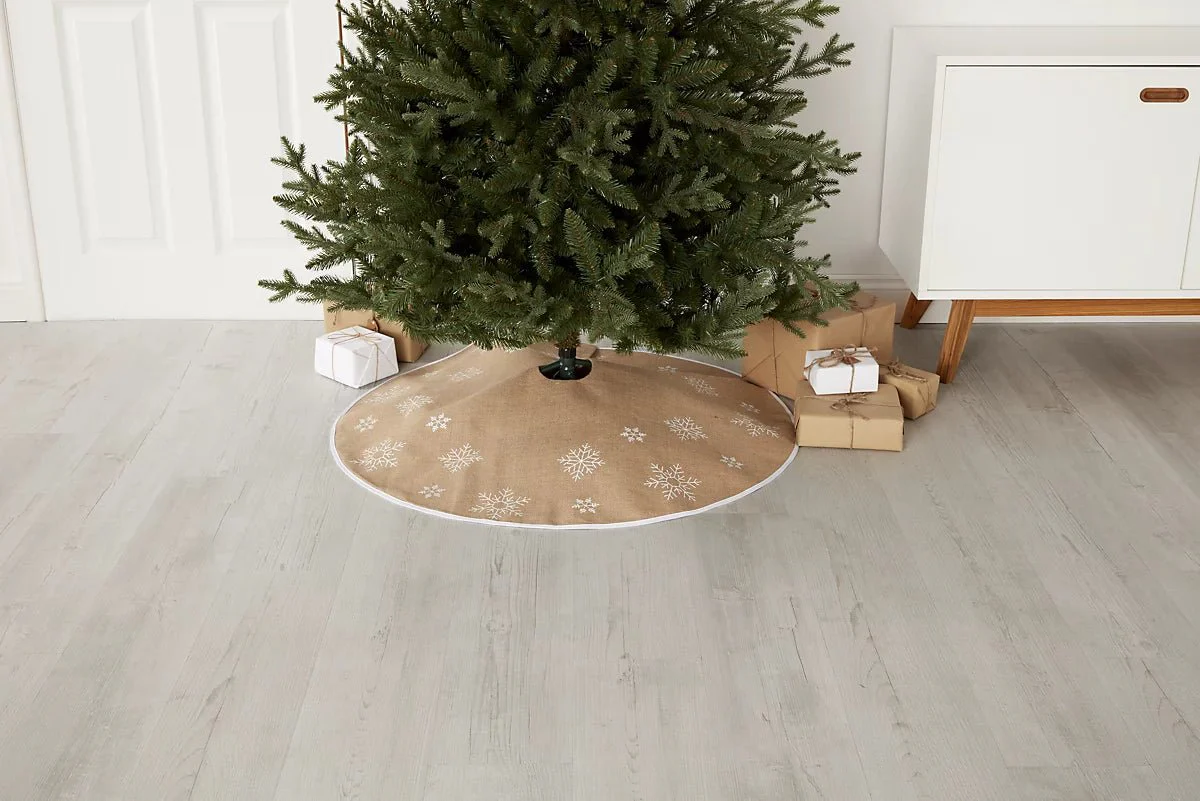 Natural Hessian Nordic Snowflake Tree skirt 99cm (Dia) - Image 4