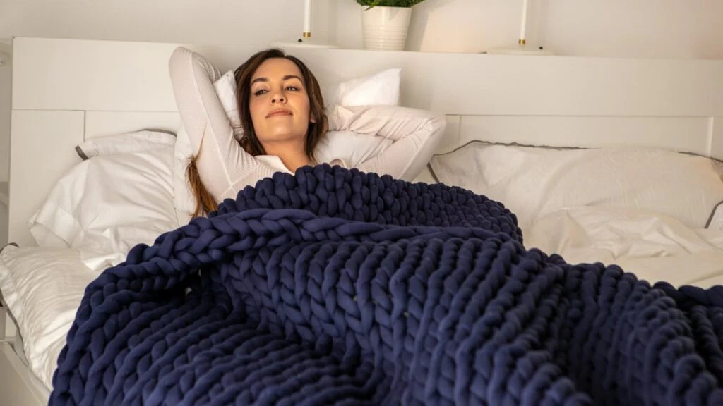 REMY Knitted Weighted Blanket - Midnight Blue (6.3KG) - Image 2