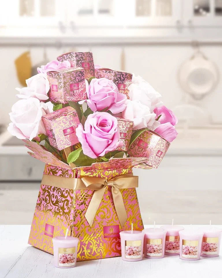 The Gift Box Luxury Candle and Artificial Flower Bouquet - Image 4