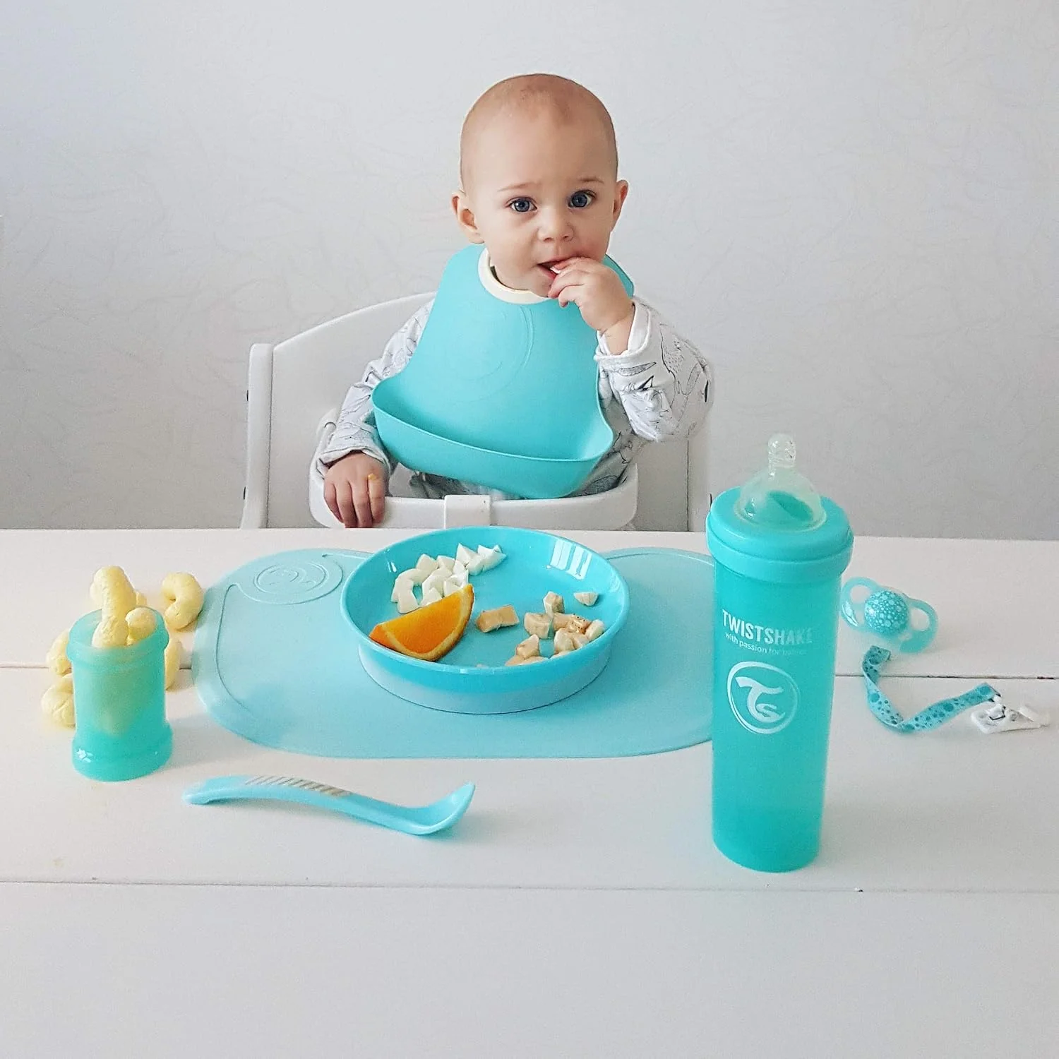 Twistshake 2X Baby Bibs with Tray - Pastel Blue/Pastel Green (4+M) - Image 2