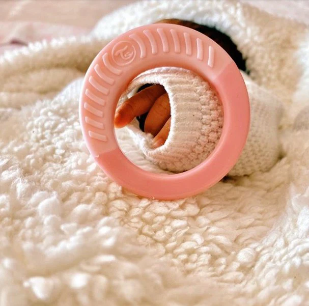 Twistshake Baby Infant Teether Teething Ring 1+ Months - Pink - Image 2